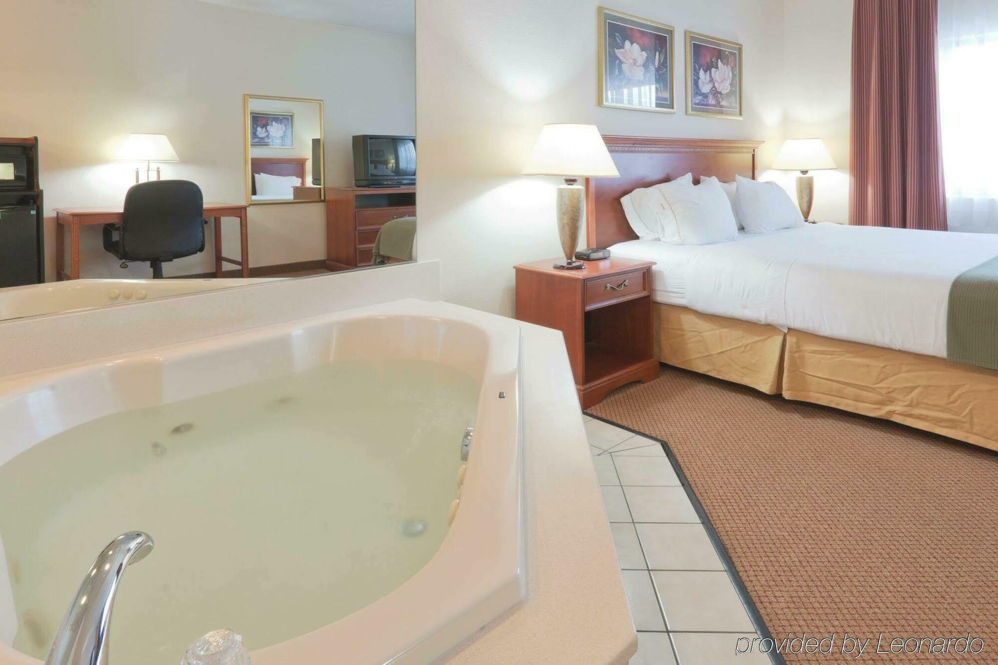 Holiday Inn Express Marshall, An Ihg Hotel Экстерьер фото
